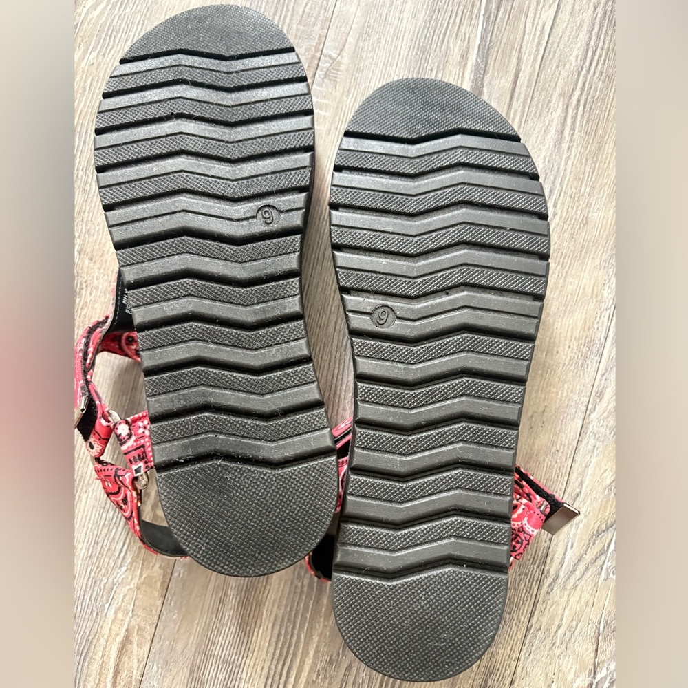 Women’s Steve Madden Red Bandana Print Sport Sandal size 9 - Picture 3 of 9